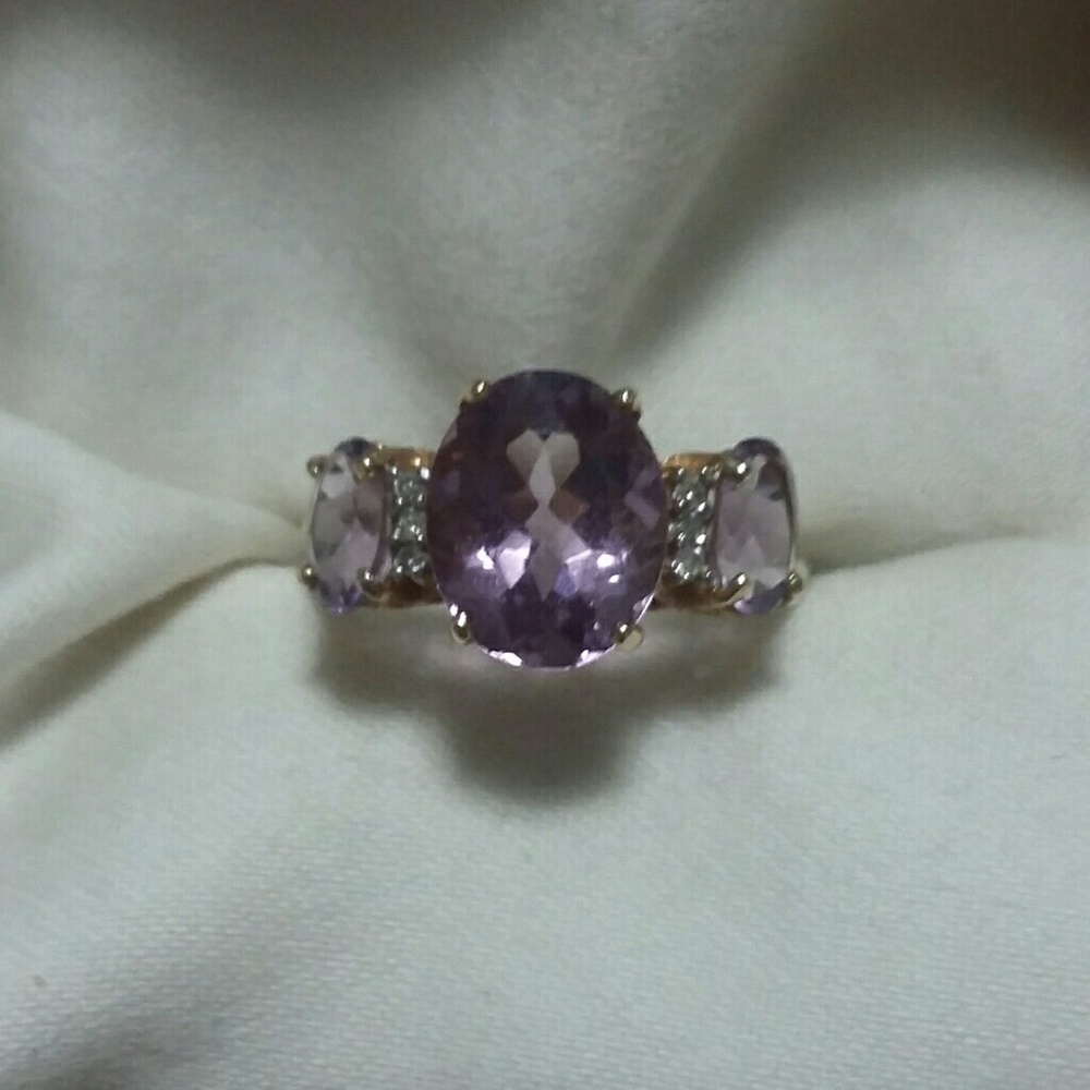 Genuine amethyst & diamond ring in 10 ktyg. 7.5
